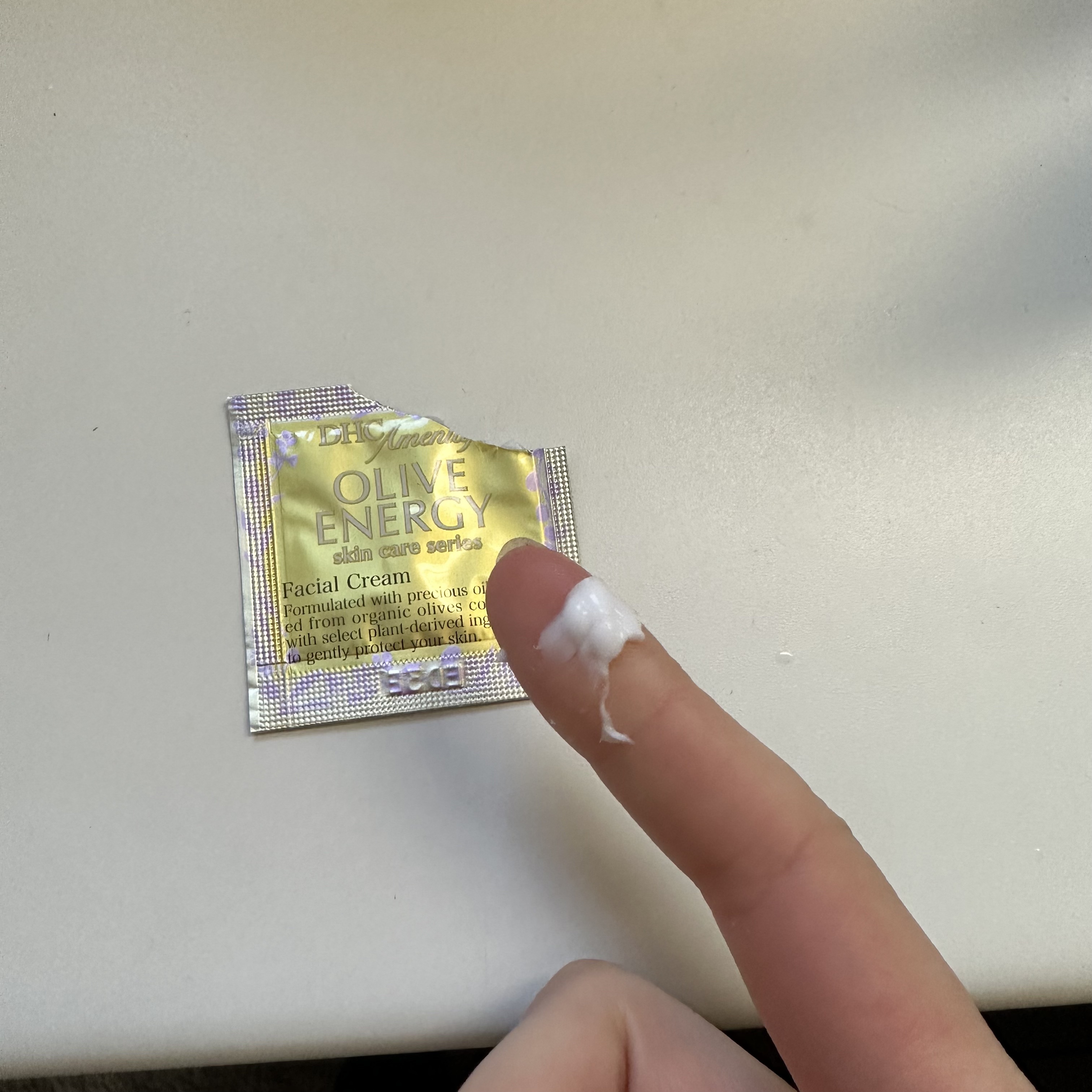 DHC オリーブバージンオイル エッセンシャルクリームのクチコミ「旅行先でサンプルもらって使用。
サンプルだけどすごいいい使用感で気に入りました！
しっかり保湿.....」（2枚目）