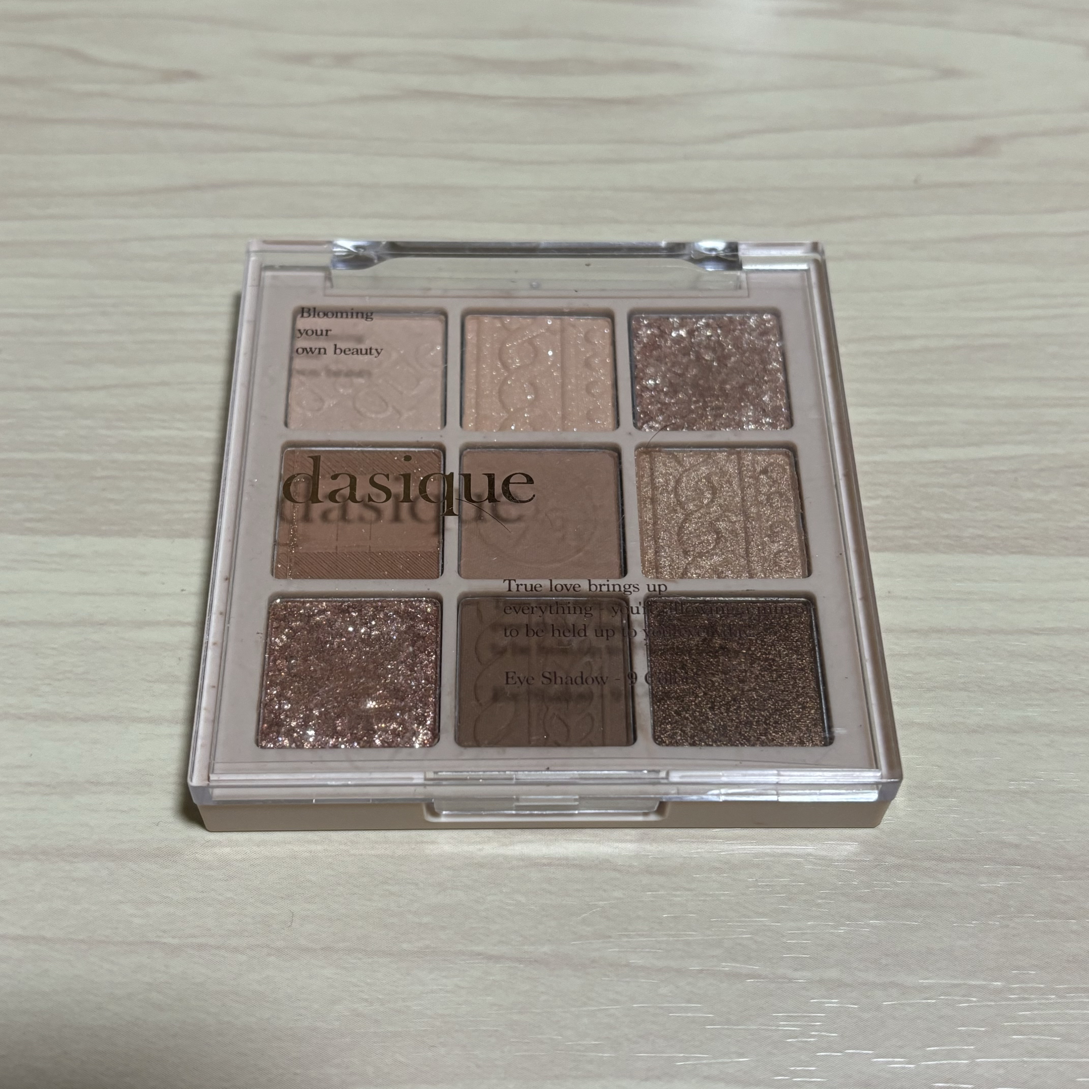 【dasique】
15 ベージュニット🧶

ナチュラルメイクにぴったりです！
イエベ秋の方におすすめカラーです！

特に1番右上のラメが可愛くて落ちにくくておすすめです！

みなさんぜひ使ってみてください！！

 #秋の自分磨きレシピ 