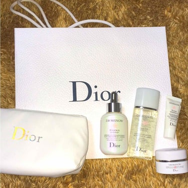 過去１の高額スキンケア用品🙆
[👑]Dior
スノー オブ エッセンス ライト

💋

ご観覧ありがとうございます！

💋

どうしても😭どうしても欲しくて
でも高くて我慢してたこちら！！
スノーの美容