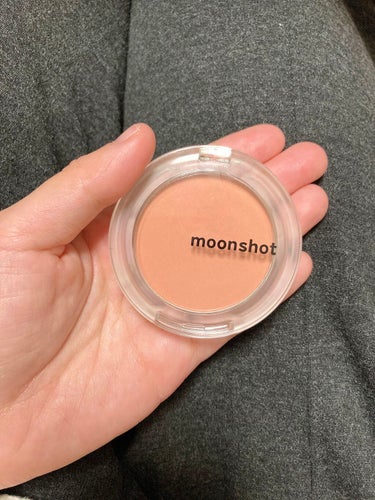 moonshotのAir Blusherです。

お色はDry Coralで、ベージュとオレンジを混ぜたようなカラーになってます。

非常に肌なじみの良い色味で、オレンジメイクの時に必ず使っています✨
