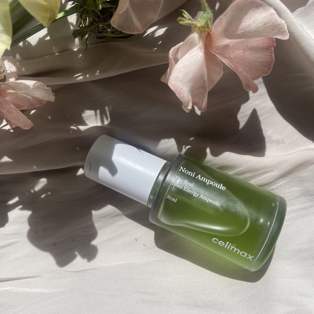 celimax
Noni Ampule
トナーと一緒にノニアンプルもお試しさせていただきました🌟

このアンプルの容器がとても良いの！！スポイトタイプなんだけど、蓋を回すと一回量が充填されるのです。
なのでそれを出して使うだけ。
手の甲に