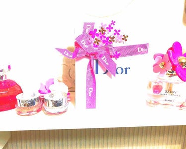 Diorのサンククルール sweet🙊💗
彼からの就職祝に頂きました。
瞼にのせたときから粉の飛び散るような
感じなどは一切なく 薄いフィルムのように
フィットして気持ちがよく。そして何より
デパコスだ