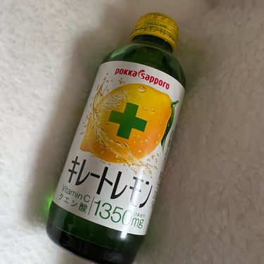 たまに飲みたくなる キレートレモン 。
量も多すぎず少なすぎずで飲みきりサイズが丁度よく、酸っぱすぎずちょうど良くクセになります。
炭酸は苦手ですが炭酸も強くないので炭酸苦手な方でも飲みやすい思います。