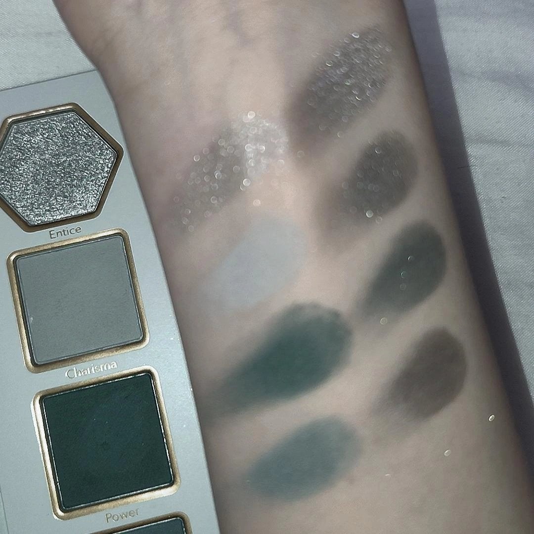 のいと on LIPS 「SHEGLAM星座アイシャドウパレットStrikingScor..」(8枚目)