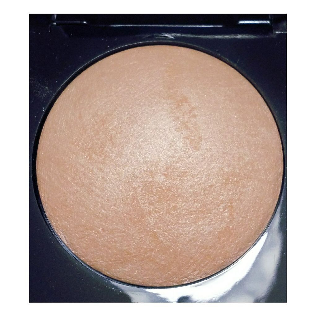 マットラディアンス ベイクドパウダー ハイライト01/ローラ メルシエ/パウダーハイライトを使ったクチコミ(3枚目)