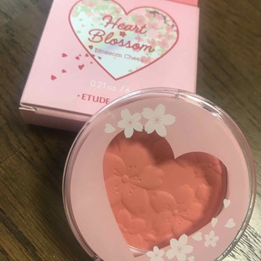 ✨ETUDEハート ブロッサムチークOR201✨

今回ETUDEでSALEをやっていたりとっても安くなっていて、ちょうどオレンジのチークが欲しくて買ってみました！！

まずパッケージが激カワ💖
そして