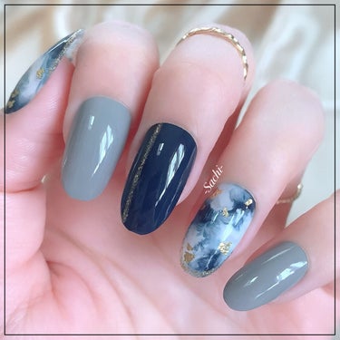 ちふれポリッシュ♡ネイビーニュアンスネイル💅

やり方は画像を参考にしていただければと思います♡
ぼかした後のハケはキッチンペーパーなどに拭き取ってからボトルに戻してください🙌

人差し指と小指は045番を2度塗り、中指は971番を2度塗りして006番でラインを描いたら、トップコートを塗って完成です♡

少しでも参考になれば嬉しいです♥️

#セルフネイル
#ニュアンスネイル
#シンプルネイル
#簡単ネイル
#プチプラネイル
#タイダイネイル
#ちふれ
#PLになりたい_先取り夏メイク の画像 その1