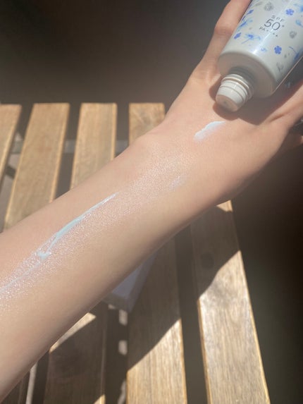 サムシングピュアブルー セント シマリング UVプロテクター/JILL STUART/日焼け止めジェルを使ったクチコミ(4枚目)