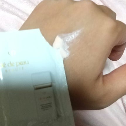 クレ・ド・ポー ボーテ クレ・ド・ポー ボーテ ヴォワールルミヌのクチコミ「【使った商品】ヴォワールルミヌ
【商品の特徴】美容液のような化粧下地
【使用感】さらっとしてる.....」(3枚目)