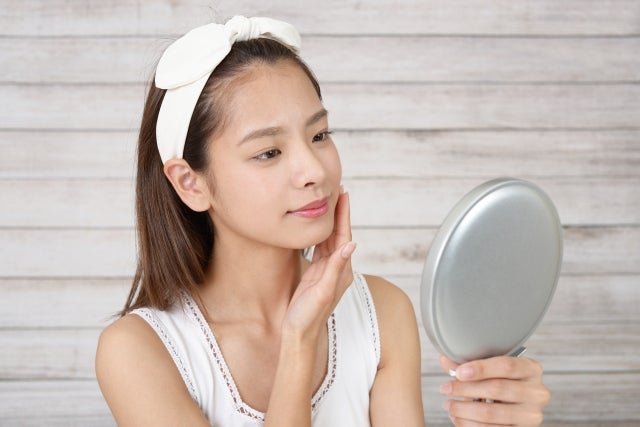 鏡を見ている女性