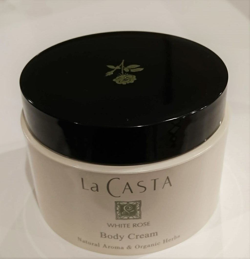 La CASTA　ホワイトローズ　ボディクリーム

華やかで、すがすがしく、やさしいバラの香りがします。
しつこくなくて、さらりと伸びが良いクリームなんだけど、しっとりとします。
