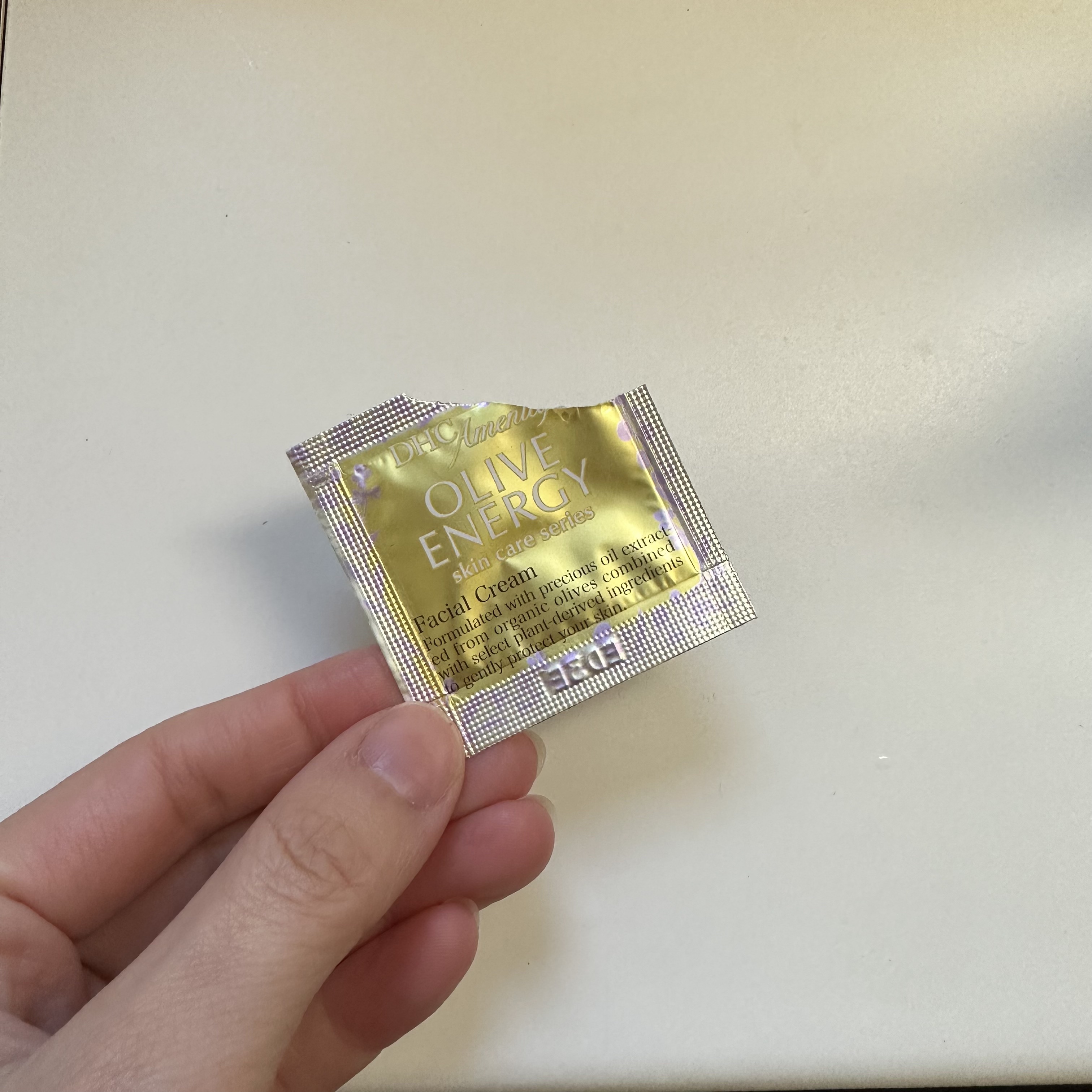 DHC オリーブバージンオイル エッセンシャルクリームのクチコミ「旅行先でサンプルもらって使用。
サンプルだけどすごいいい使用感で気に入りました！
しっかり保湿.....」（1枚目）