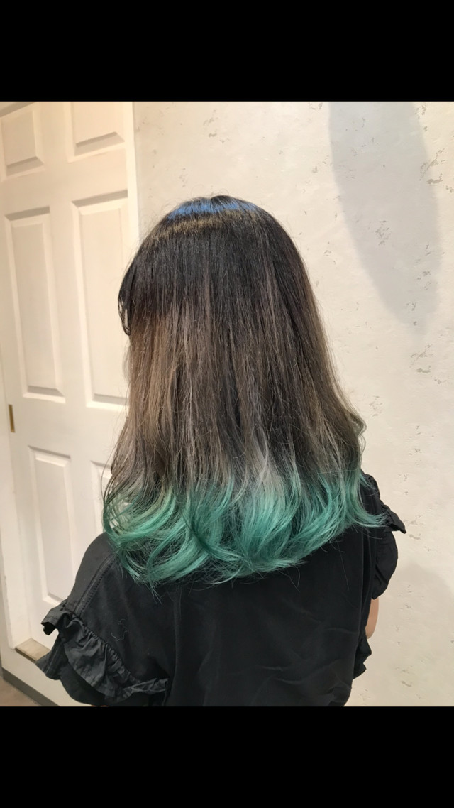 裾カラーを入れたミディアムヘアの女性の後ろ姿