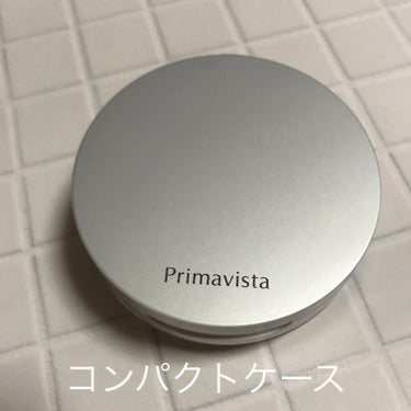 プリマヴィスタ
ポアレスフィクサー
コンパクトケース フェイスパウダー〈ルース〉用
レフィル　ベージュ　7.5g

ケースとパウダーが別売りで
自分でつめかえる
不器用だから慎重に仕事した

粉は割としっとりめ？
詰め替えてても粉塵が舞わない

ケースの内側がメッシュになってて
パフを軽く押せば粉が取れる
これすごい画期的
適量の粉が取れる
他のパウダーケースも
全部メッシュにしたらいいよ

ベージュのなめらかな粉が
ふわっと毛穴をカバーして
肌をきれいに見せてくれるし
カバー力もあるので
シミも隠してくれる

ただ色味が暗くて濃い
意外に厚塗りな仕上がりに
塗ってます感が強い

ベージュはリピなし
6色展開らしいので
他の色味が気になる

 #プリマヴィスタ_パウダー の画像 その2