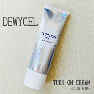 DEWYCEL
TURN ON CREAM
<化粧下地>

ナイアシンアミド配合の下地を探していて調べてみると評価が良く気になったので購入してみました。

ナイアシンアミドの他にもエーデルワイス培養エキスや白い花から得た8つのホワイトフラワー成分、そして10個の自然由来ビタミン成分など肌に嬉しい成分が配合されているそうです。

トーンアップ系の化粧下地なので塗ると一気に肌がパッと明るくなります。くすみどこいった。

伸びも良く保湿感はあるのにベタつかずサラッとした質感で私の肌では自然なツヤ感が出ました。
(つやっつや！を希望している方は物足りないかも？)

3Dトーンアップパウダー配合で肌に入ってくる光をあらゆる方向へ反射させ肌が明るく見えるように助けてくれるそうです。

人によっては白浮きすると思うので量に注意なのと、UV効果がないので気になる方は日焼け止めを塗ってから重ねるか、上にUV機能のある下地やファンデなどを塗ったほうが良いかなと思います。

香りは優しめのフローラルっぽい香りがします。
すぐに消えてしまうので香りに敏感な方でも使いやすいかと思います！

#DEWYCEL
#化粧下地
#トーンアップの画像 その0