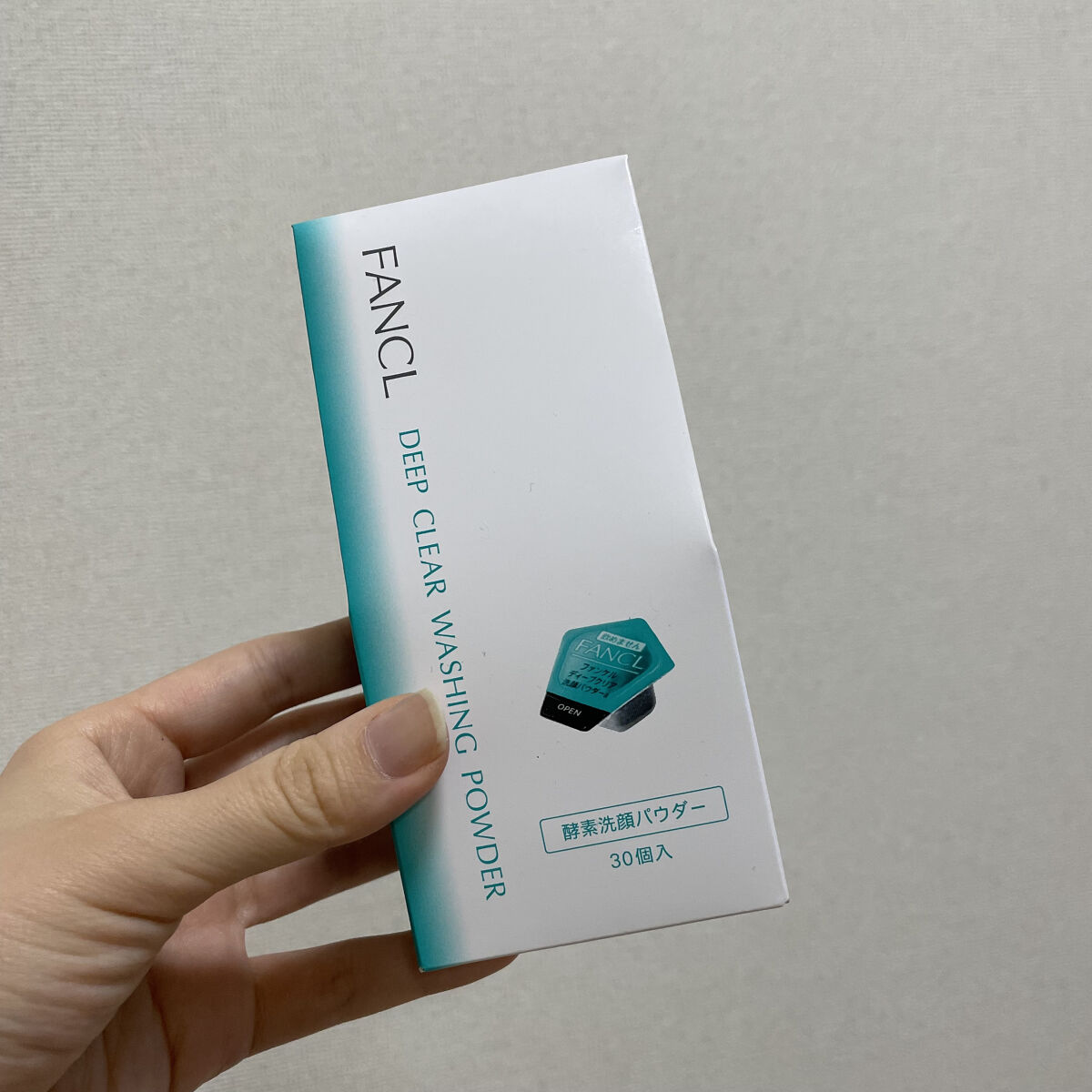 \もっちり泡でツヤ肌に/

ディープクリア洗顔パウダー　ファンケル

粉が個包装になっているタイプです。
少し水分を与えて泡立てるとグレーの泡ができます。
ふわふわと言うよりはもっちり系の泡です。

顔に乗せるとしっかり密着します。洗い上が