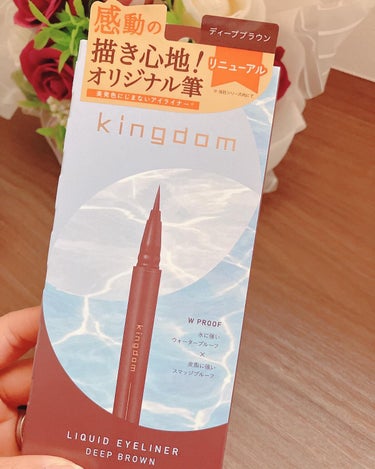 【Twitter当選です】︎

kingdomLIQUID EYELINER
キングダム リキッドアイライナーR1

肌なじみの良い ディープブラウン

♡ ••┈┈┈┈┈┈┈┈•• ♡

💓‪描きやすさを追求した「オリジナル筆」

◎3種の毛をオリジナルブレンドし、 驚きの描きやすさを実現。
コシのある極細毛で目尻のハネも綺麗に描ける。

💓‪美発色で瞳キレイに魅せる

◎独自開発! 
鮮やかに発色する「DEEPカラーピグメント」配合。
ツヤのある美発色で瞳をキレイに演出。

💓‪長時間にじみにくい W プルーフ処方

◎水に強いウォータープルーフ × 皮脂に強いスマッジプルーフ。
◎水・涙・汗・皮脂・こすれをブロック!
◎長時間にじまず綺麗なラインをキープ。

💓‪まつ毛美容液成分配合 (保湿成分)

メイク中もまつ毛の根元をうるおいケア。
ゴボウ根エキス・セラミドNP・加水分解コラーゲン・マコンブエキス

💓‪イージーオフ & 染料不使用
通常のクレンジング料で簡単にオフできる顔料タイプ。

♡ ••┈┈┈┈┈┈┈┈•• ♡

実際に使ってみたよ💓‪

とっても細いので
綺麗にラインをひくことができました💓‪

ディープブラウンは
少し明るめのブラウン💓‪

素敵なお色味でした‼️💓‪

いつもはブラックを使うことが多いんだけどディープブラウンのほうがナチュラルな感じに仕上がって好きかも💓‪🥹🥹🥹

水に強いウォータープルーフで
汗や皮脂に強いのに
ちゃんとクレンジングでメイクが落ちるところが気に入ったよ💓‪🥹

いつもと違うメイクを楽しめたよ👍🏻⭐️🎵

チェックしてみてね💓‪😌

#キングダム
#Kingdom
#キングダムアイライナー
#キングダムリキッドアイライナー
#アイライナー
#リキッドアイライナー

#メイク好き 
 #メイク好きな人と繋がりたい 
 #LIPS投稿アワード1000万DL記念の画像 その1