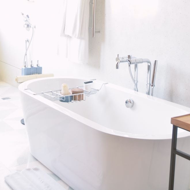 白を基調とした明るいお風呂場。