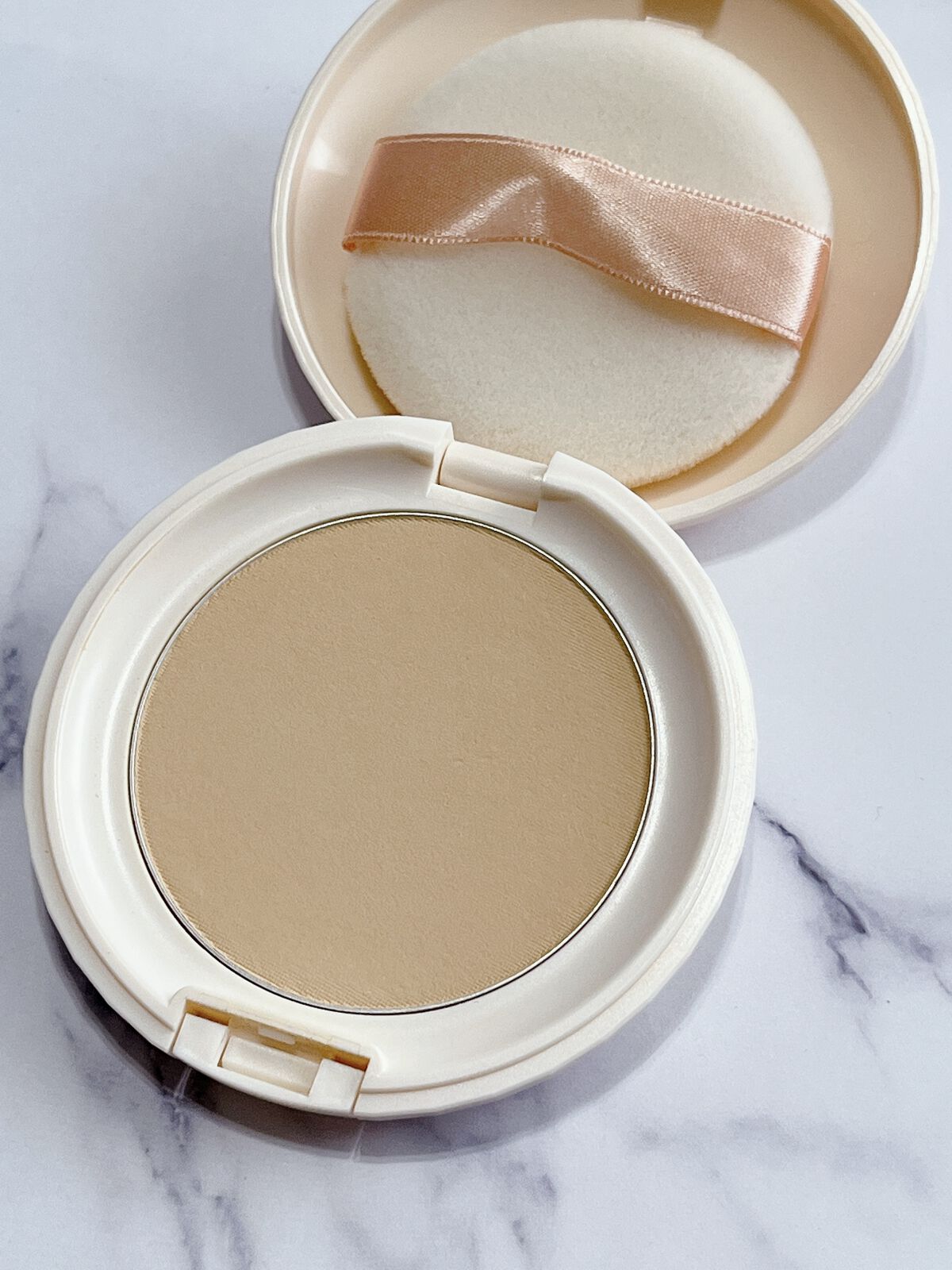 ミネラルBBパウダー EM（エンリッチモイスト）/毛穴パテ職人/プレストパウダーを使ったクチコミ（2枚目）