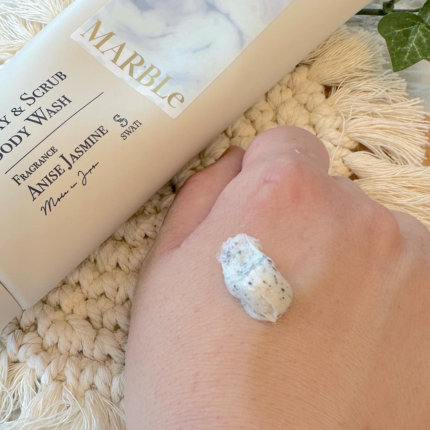 CLAY ＆ SCRUB BODY WASH/SWATi MARBLe/ボディスクラブを使ったクチコミ（2枚目）
