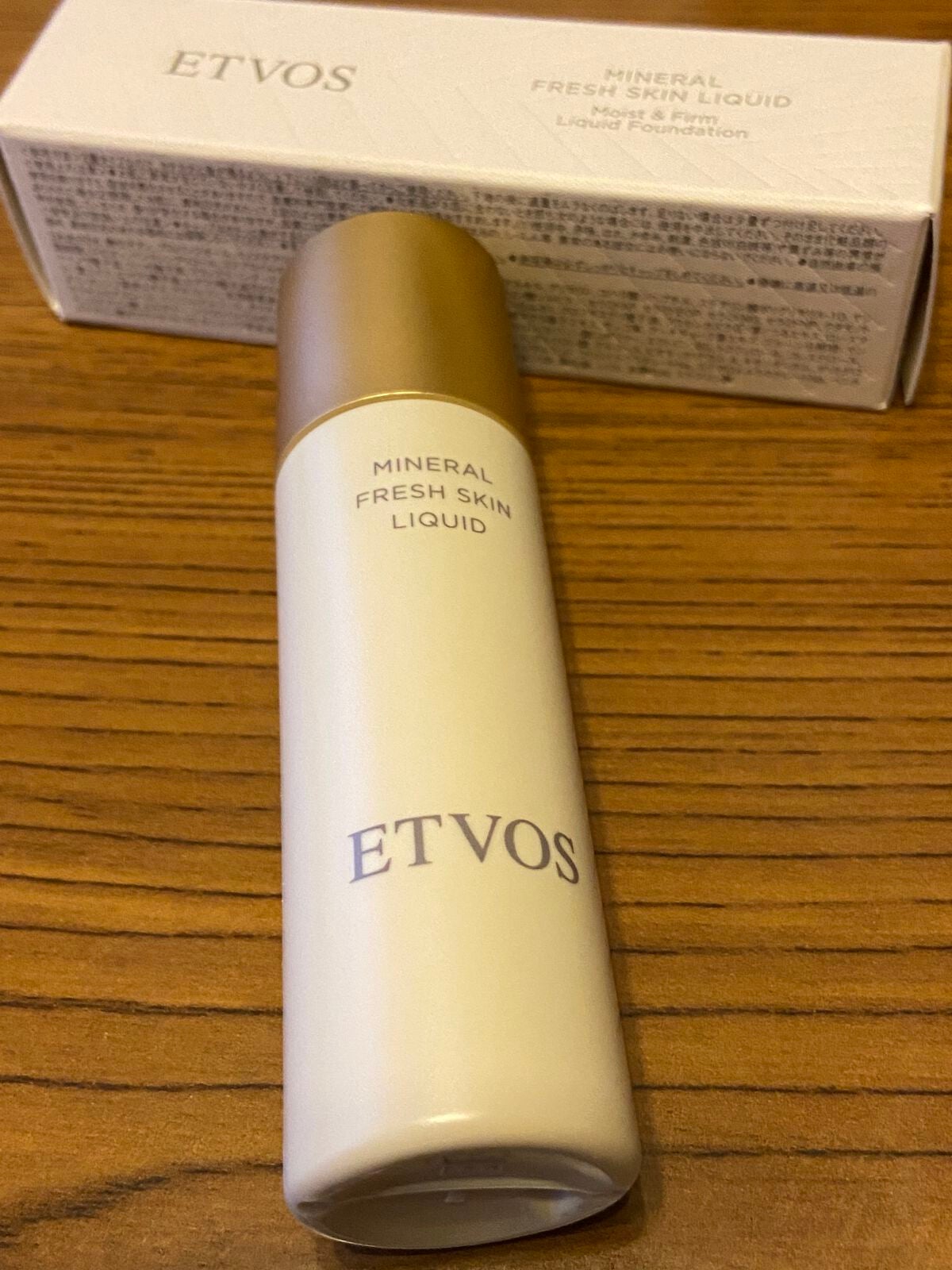 スカーレット on LIPS 「株式会社エトヴォスミネラルフレッシュスキンリキッドSPF32・..」(1枚目)