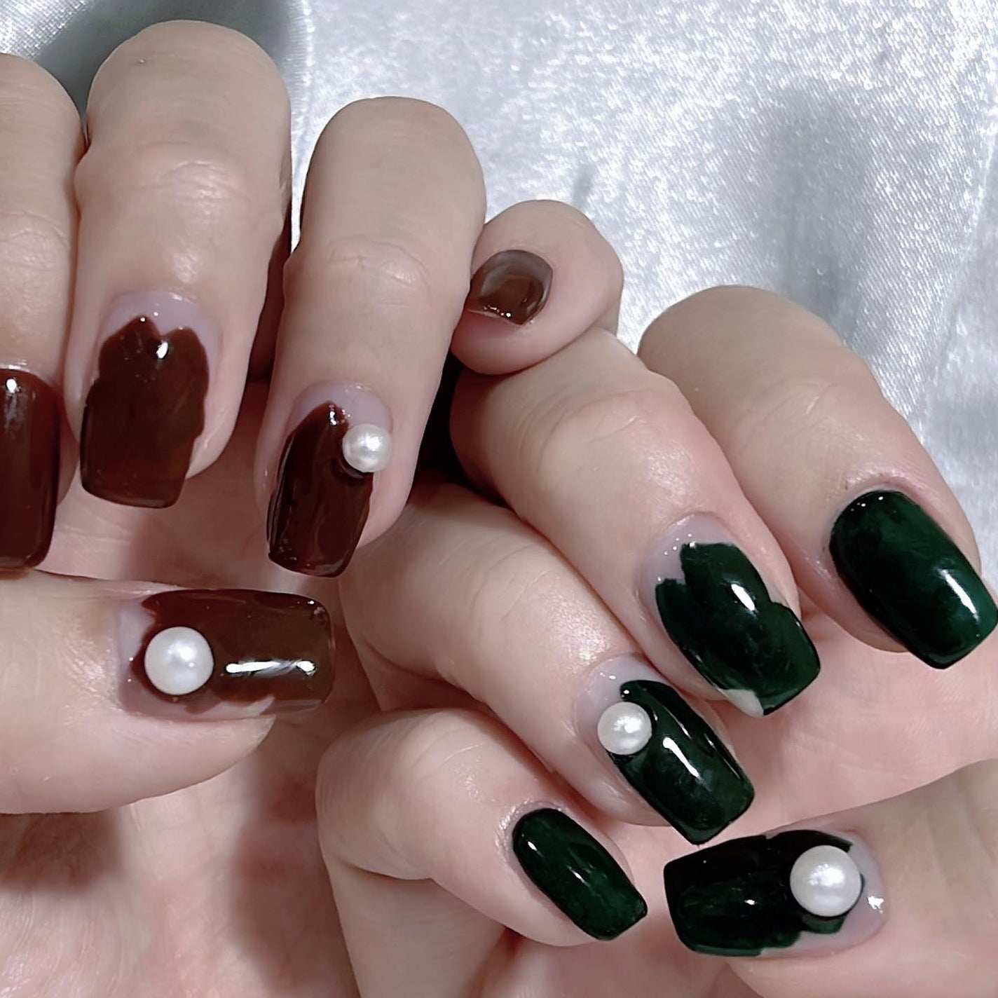 なかやまちえこ on LIPS 「塗りかけネイル💅⠀⠀夜になかなかYouTubeライブの時間が取..」(3枚目)