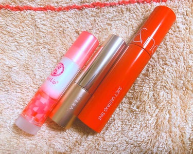 オペラの105番のルーセントレッド💄
rom&ndのジューシーラスティングティントの
13番のイートドトリ🌰

リップクリームをぬりたくってオペラを塗ってrom&ndを少量指で馴染ませてます。
オペラの