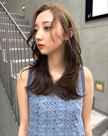 HARUNA on LIPS 「.肌馴染みの良いカラー✨☀️.今回の色はほんのり明るく、オリー..」(1枚目)