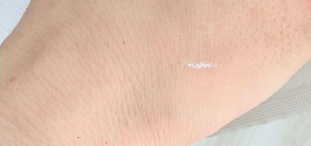 ukiss ミスブライトアイズリキッドアイライナーのクチコミ「画像２が付けた瞬間、画像３が数時間後。しっかり白色が肌に付くから、修正修正で時間を割くこともな.....」（3枚目）