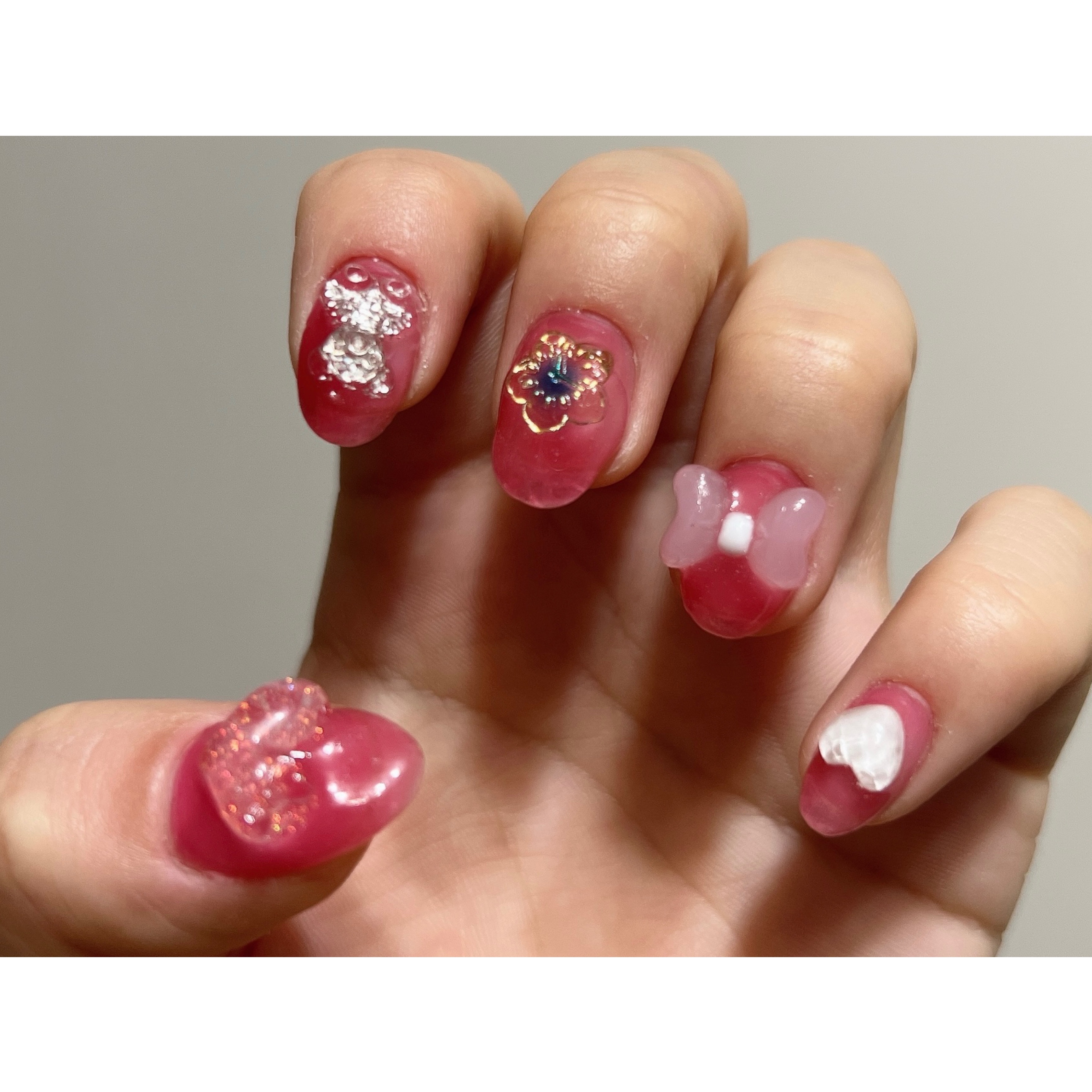 こんにちは！！！





セルフネイルのご紹介😏😏





今回はかき氷のシロップをイメージしたような色味✨🥺


SHEINのパーツをもりもり付けて可愛らしいネイルにしたよん❤️




参考になれば嬉しいです😳






