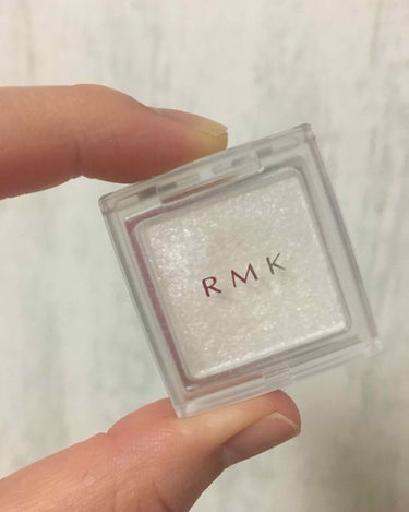 RMK インジーニアス パウダーアイズ N 24 
シャイニーホワイトシルバー

夏にオススメのアイシャドウです🧚‍♀️

細かいシルバーやピンク、あお色ラメがチラチラとしてほんとうに綺麗です🧚‍♀️✨