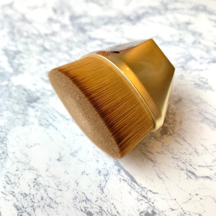 shu uemura ペタル 55 ファンデーション ブラシのクチコミ「shu uemura 
ペタル 55 ファンデーション ブラシ
手の上に収まるコロンとした.....」(2枚目)