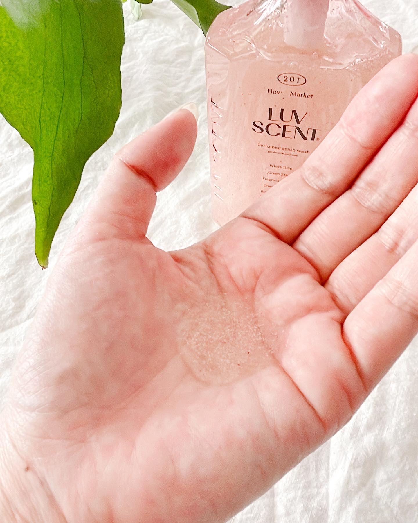 スクラブボディウォッシュ フラワーマーケット ホワイトチューリップ/LUV SCENT/ボディスクラブを使ったクチコミ（2枚目）