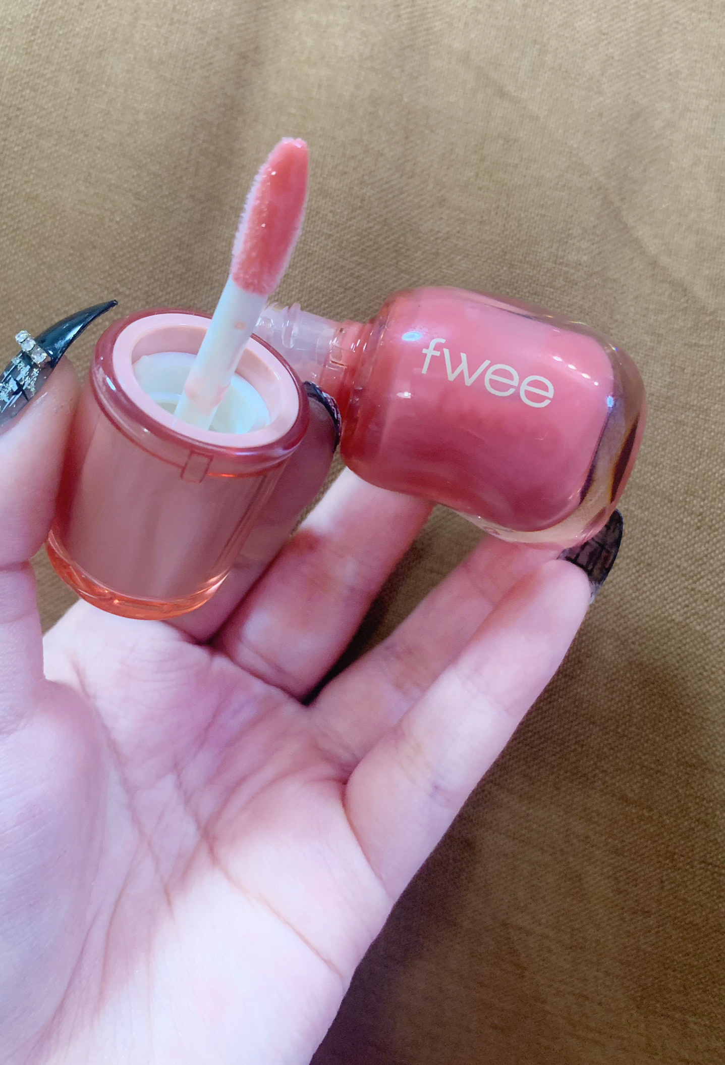 フィー 3Dボリューミンググロス/fwee/リップグロスを使ったクチコミ（3枚目）