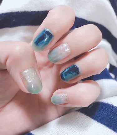 100円ネイルでセルフネイル💅

深海ネイル✨どうしてもやりたくてpaのネイルカラーA72を購入しましたー！

薬指と人差し指
paをそのまま塗ると濃いので、アルミホイルにpaとトップコートを垂らして、