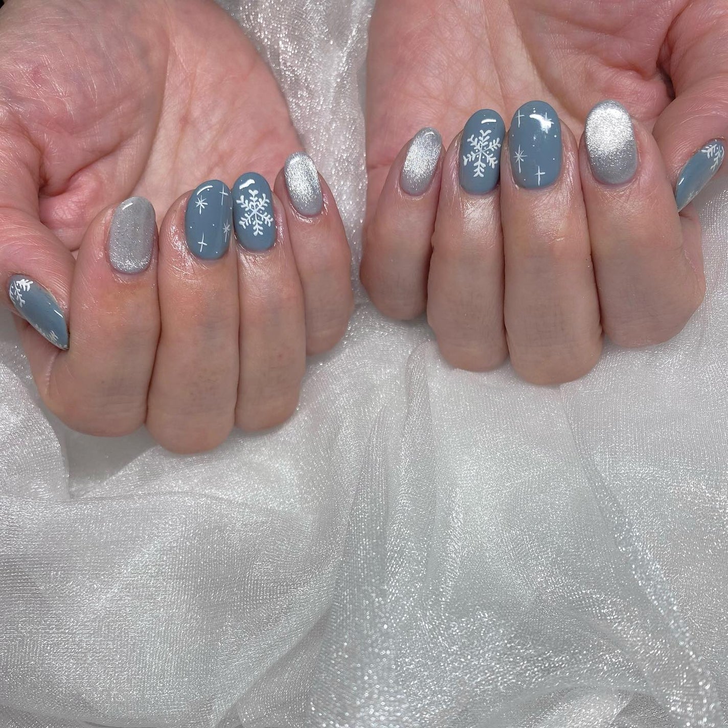 kanna on LIPS 「・・・雪の結晶ネイル⛄️❄️🤍グレーにホワイト映えますね💖色合..」(1枚目)