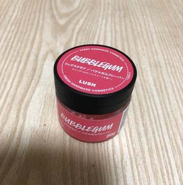 LUSH
リップスクラブ
バブルガムフレーバー

2年前から、ずっと使ってます❤️💕
ザ キス？限定のものと迷ったのですが、
限定のやつはラメが入っていて、
あまり好みではないので、
いつも使っているこ