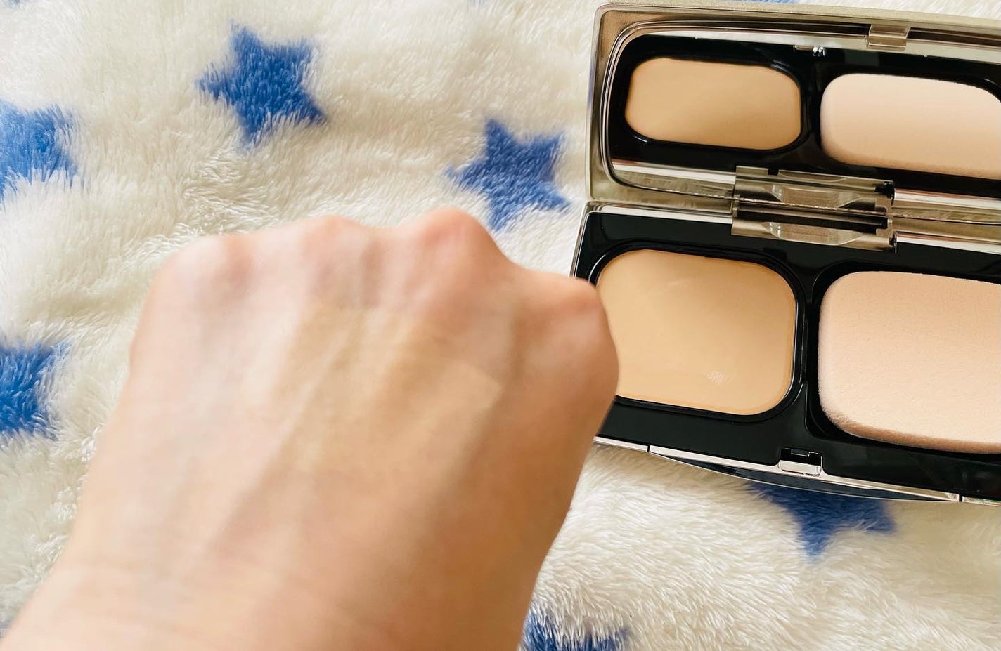 akana on LIPS 「-たったひと塗りで美肌に見えるファンデーションケサランパサラン..」(4枚目)