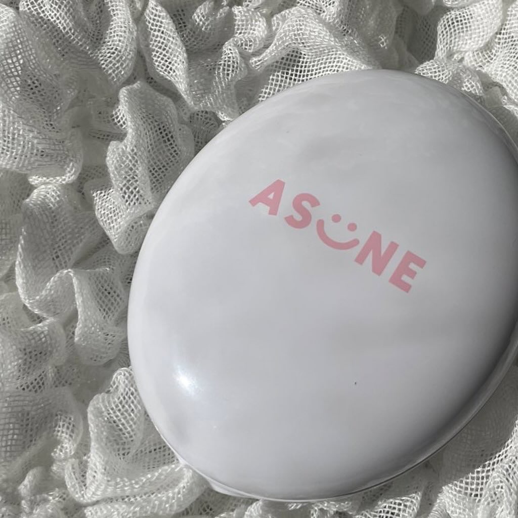 ASUNE  @asune_official 
デューイーメッシュファンデーション
21 ライトベージュ
⁡

みずみずしく潤いたっぷりなファンデーション✨️

メッシュタイプは初めて使いましたが、少量で全顔塗れて簡単に水光肌のような仕上が