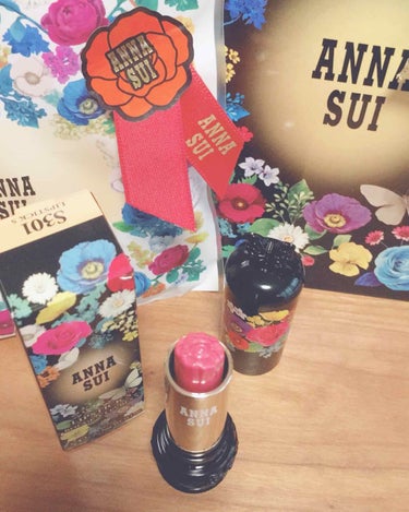 ♡ANNA SUI♡

リップスティックS301

2枚目無加工

とにかくキラキラ...
普段使いよりもライブとか
テンションを上げたい時に塗ると
ぱっと明るくなります!気持ちも!

バラの形がとても