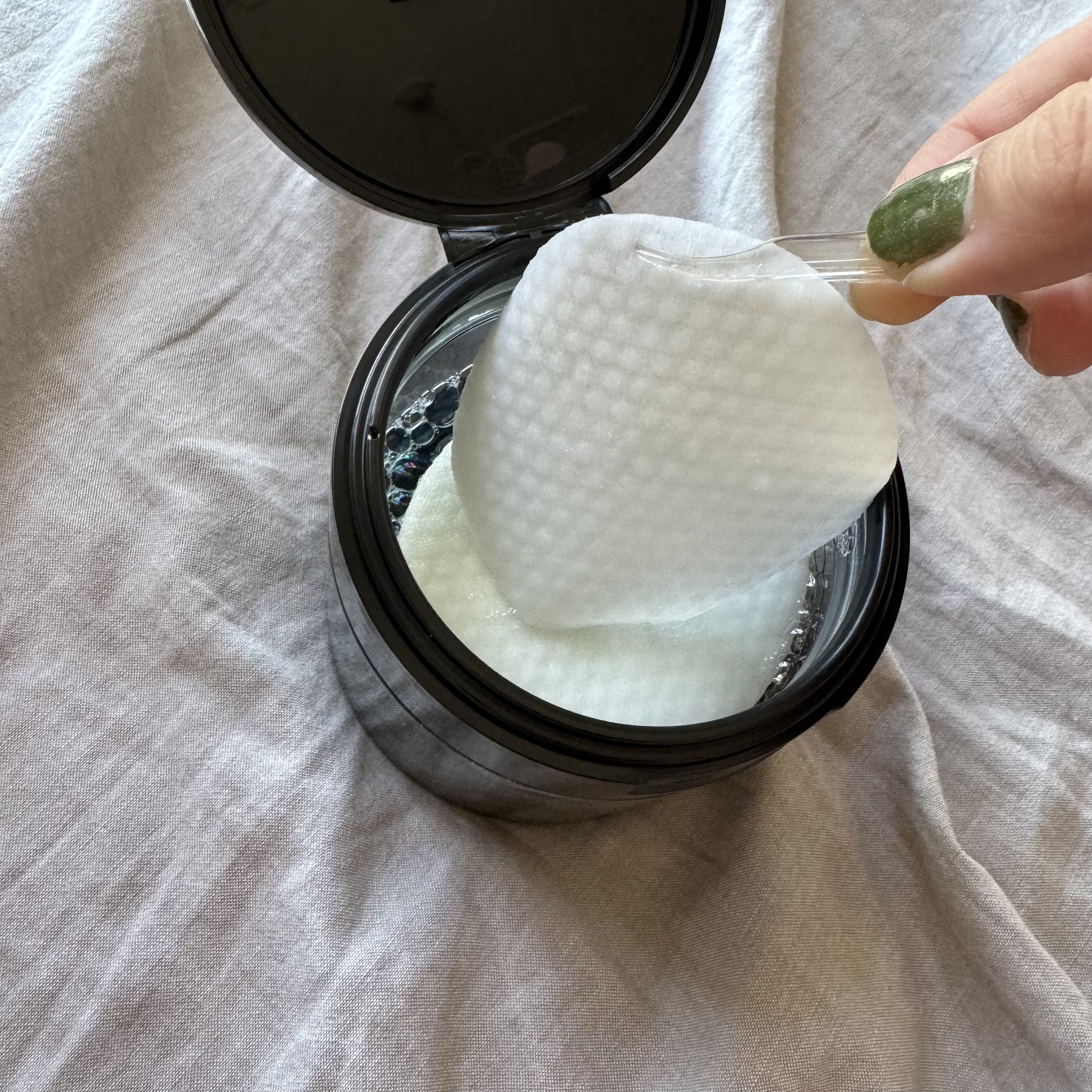 ブルーブライトピーリングパッド 180ml 40枚入り/EMROSÉ/トナーパッドを使ったクチコミ（2枚目）