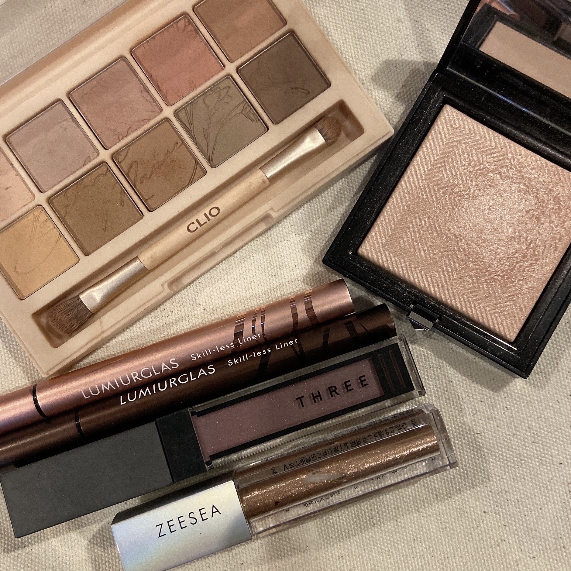 ウイスパーグロスフォーアイ 03 WANDERLUST DREAMER/THREE/リキッドアイシャドウを使ったクチコミ（1枚目）