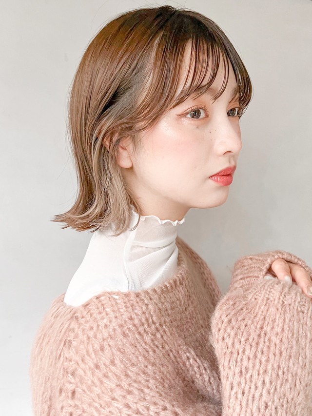 外ハネのボブヘア