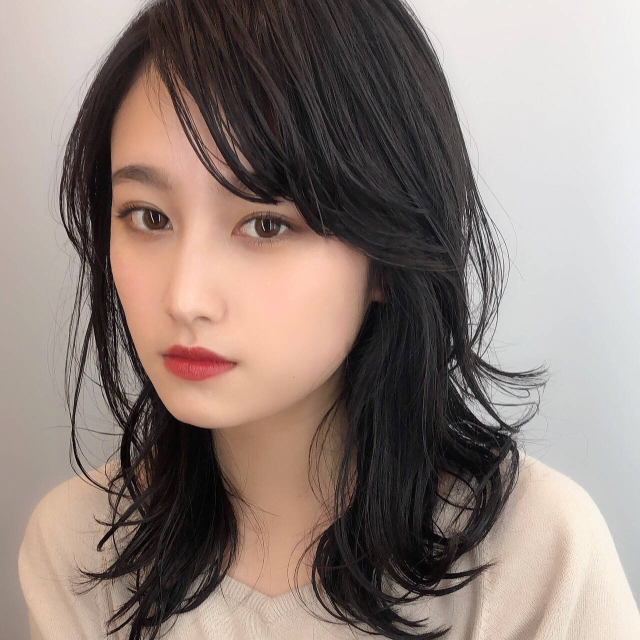 「黒系ヘアカラーは透明感が魅力♡おすすめ市販カラー剤や黒染めしないで黒くする方法を紹介」の画像（#561653）