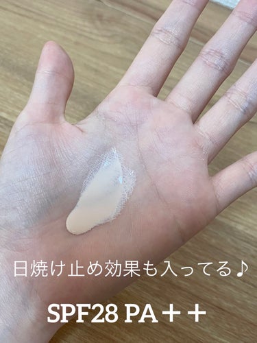 CEZANNE 皮脂テカリ防止下地 
ピンクベージュ 30mL


セザンヌの人気下地を購入したので
レビューします😉


💕商品の特徴💕


SPF28・PA ＋＋
皮脂崩れを防いで化粧もちが続く

メイク崩れの原因となる皮脂を吸収
ベタつかないサラサラの感触で
ファンデーションの美しい仕上がりに

ピンクベージュカラーで肌の明るさをアップ
皮脂吸着パウダーが毛穴の凹凸をカバーし
光拡散効果で目立たせない

水・汗に強いウォータープルーフ処方
洗顔料で落とせる（単品商品の場合）

無香料・紫外線吸収剤不使用



🐣注意点と使用方法🐣

二層タイプなのでしっかり振ってから使う
一回分の目安は約1.5cm



🍀個人的な感想🍀

テクスチャーは軽くみずみずしく
日焼け止めのようにスーッと伸びて馴染む
サラサラしていて全然ベタつかない😌✨


皮脂の出やすい おデコや鼻に塗ると
その後のファンデーションのノリが違ってくる


ただ、全顔に塗ると乾燥を感じたので
頬や口元には 残ったものを
軽く塗るようにしています


セザンヌからは保湿タイプの
オレンジ下地も出ているみたいなので
次はそっちも使ってみたいです😊





#セザンヌ_下地 
#日焼け止め下地 
#トーンアップ下地 
#皮脂テカリ防止 の画像 その1