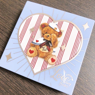 FlowerKnows
Love Bear ブラッシュ
カラー…アーモンドチョコレート

可愛いくまちゃんのチーク🐻❤️
これは完全にパケ買いでしたが、すごくよかったのでご紹介します🥰

全カラーの中で唯一のパール入りツヤタイプのチークです。（他カラーは全てマット）
ピンクともオレンジとも言えるような柔らかふんわりしたお色でどんなメイクにも合わせやすいと思います。
柔らかく血色感が出て、肌馴染みの良い色なのでデイリーメイクにももってこいじゃないでしょうか。少しツヤっとしますので頬骨の辺りで程よく艶が出てハイライト要らずです。

何よりびっくりしたのはしっとりした粉質。
粉っぽくならなくてお気に入りです。
大きめのブラシで頬に入れるのはもちろん、指でとって鼻先に入れたり、アイシャドウとしても使えますね。柔らかいカラーなので本当に出番が多いです！
他のカラーも欲しくなっちゃいました〜🍀

の画像 その0