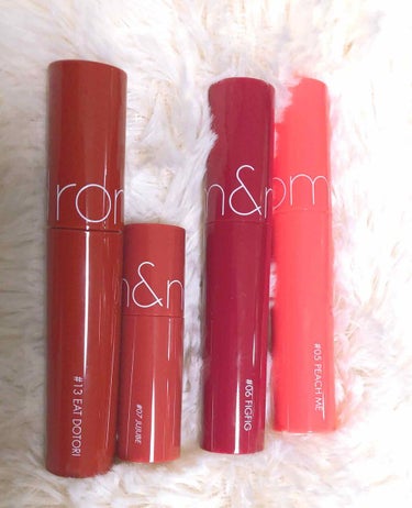 今大人気のrom&のJUICY LASTING TINT！

●05 PEACH ME
●06 FIGFIG
●07 JUJUBE
●13 EAT DOTORI

写真3枚目の上がティッシュオフ後、下が