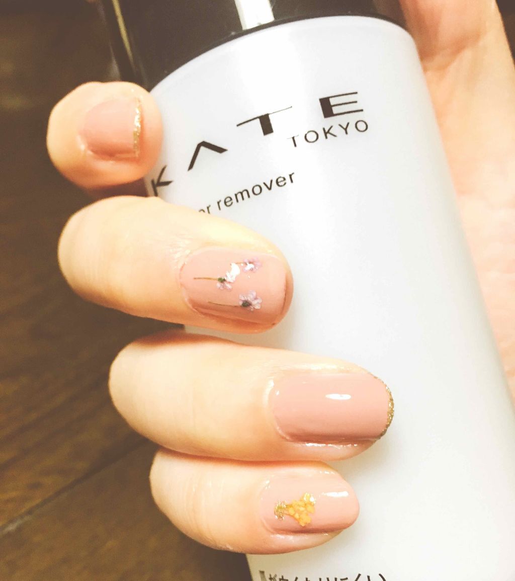 セルフネイルだと１週間しか持たない😭
のでまた新しくしましたー！

デザインちょっとかえただけです(小声)

使ってるのは前回と同じで
キャンメイクのカラフルネイルズ
マジョマジョのトップコート
セリアの押し花です！

いつもは左のみアッ