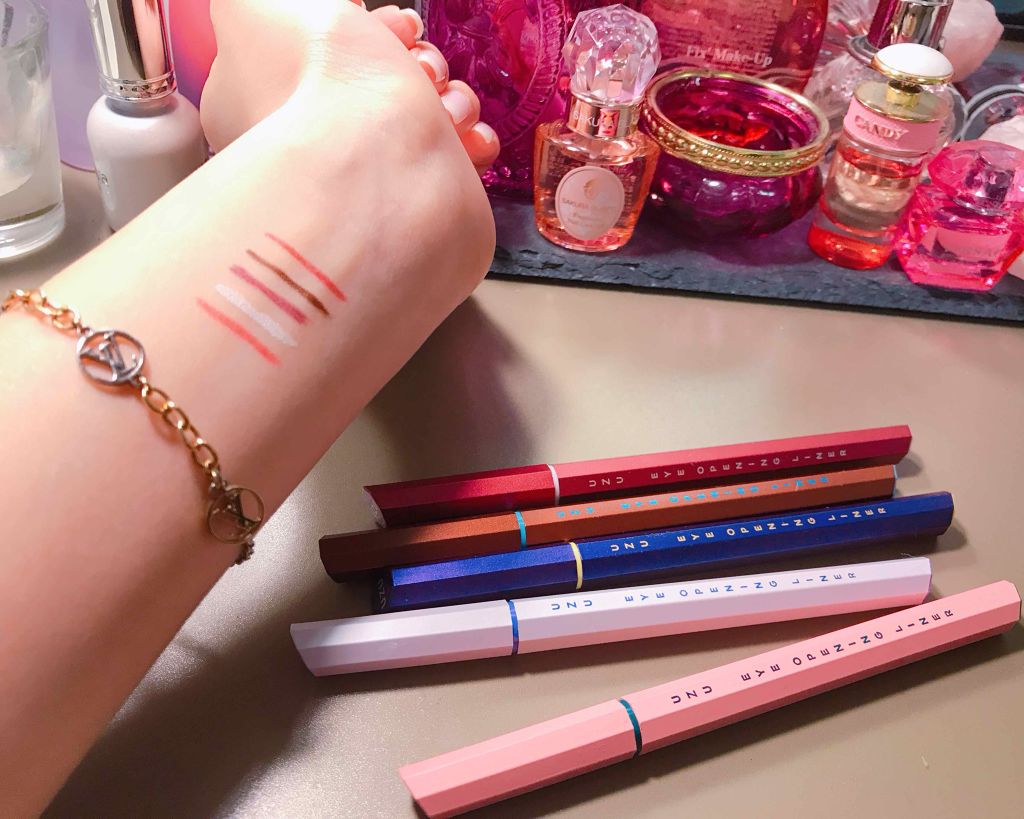 EYE OPENING LINER/UZU BY FLOWFUSHI/リキッドアイライナーを使ったクチコミ（2枚目）