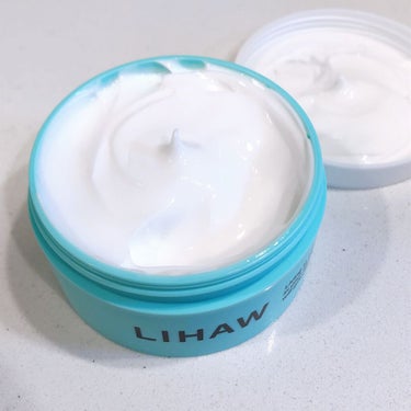 エイジングケアもかなえる
荒れ防止濃密CICAクリーム✨「LIHAW　DEEP MOISTURE　CREAM」

やはり乾燥や荒れは大敵✊

こってりとしたテクスチャーで、しっかり保湿するクリームを💡
４種のCICAエキスと植物エキスの黄金バランスで繰り返す乾燥・肌あれを防ぎ、濃密セラミドが肌のバリア機能をサポートしてくれるそう。
さらに３種のヒアルロン酸配合だし、エイジングケアをしたい敏感肌の方のために、天然由来のハリツヤ付与成分も配合されてる😲

香りは100％精油で農園で採れたさわやかなレモングラスが香るし、ツヤ肌に✨

実際に使ってみた感じも、しっかりぴったり保湿してくれた感じ♪

いまどこでもよく聞くスキンケアのヒーロー（？）CICA。
なんか良さそう😁

実際使用してみたとこ、こってりしっかり保湿してくれて、ふっくらした感じだったよ✨
目尻には２度塗りしました。笑

しっかりケアしてこの乾燥やらなんやらで、お肌にも厳しいこの季節を乗り切らなきゃね✊

＝＝＝＝＝＝＝＝＝＝＝＝＝＝＝
【商品情報】
LIHAW　DEEP MOISTURE　CREAM

100g ／ 3.53oz
¥ 1,540 税込の画像 その1